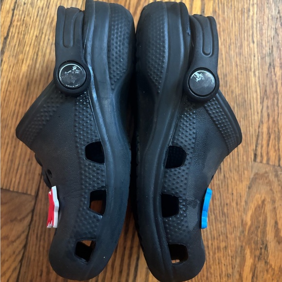Kids 10c black crocs with croc charms - Picture 3 of 6